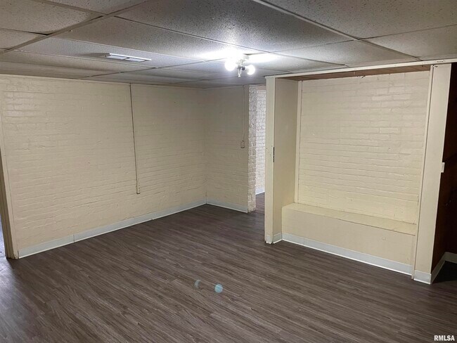 Building Photo - 325 S 4th St