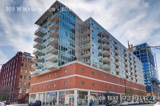 Primary Photo - West Loop 1 Bed 1 Bath w/Garage Parking In...