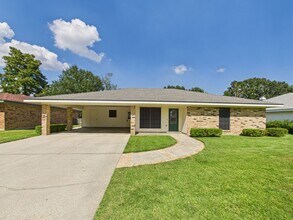 Building Photo - 302 Lark Dr
