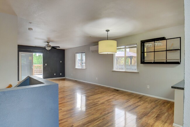 Foto del edificio - Charming 4-Bedroom Home Near Fort Carson –...