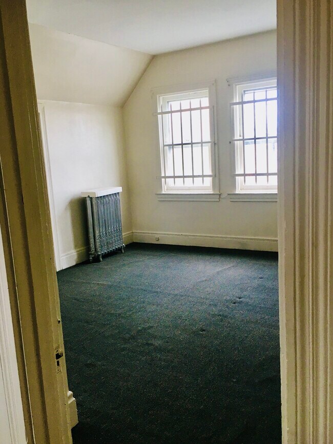 Back bed and fire escape - 4739 Maripoe St