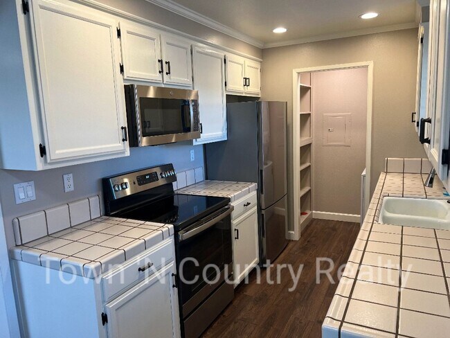 Building Photo - Spacious & Modern Condo in Gated South Sal...