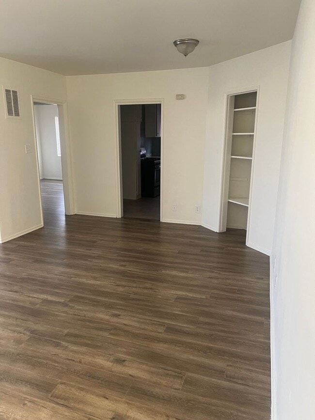4134 1/4 Somerset Drive - 4134 1/4 Somerset Drive Apartment