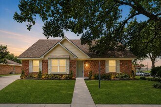 Building Photo - 539 Belwin Dr