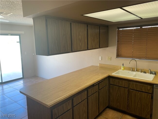 Building Photo - 3941 Avocado Dr
