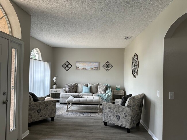 Foto del edificio - MOVE IN MARCH 1      4 Bedroom Valrico home with no carpet and a fenced yard