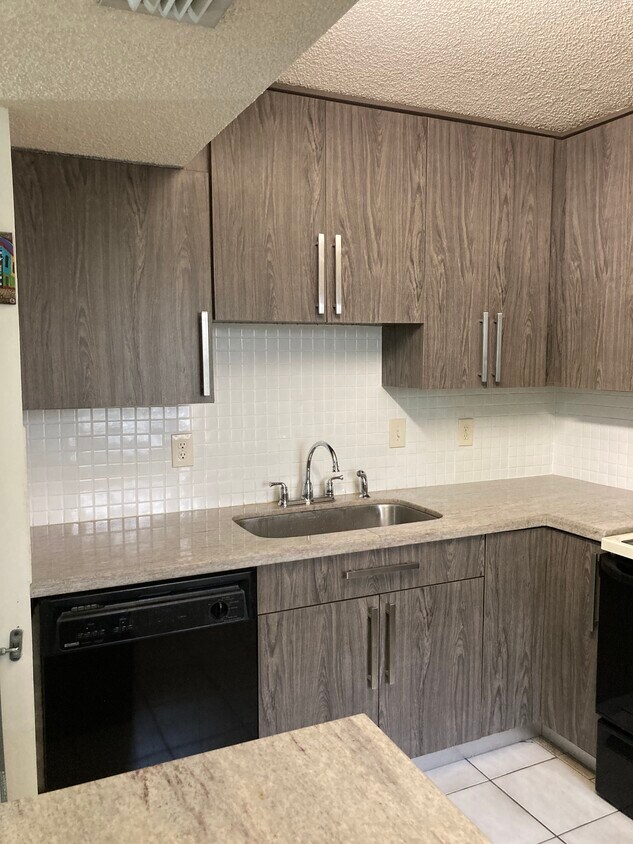 Foto principal - 9813 NW 3rd St