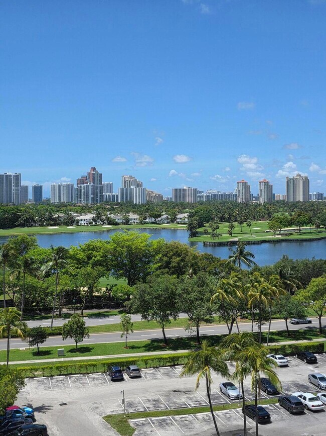 Foto del edificio - 3701 N Country Club Dr