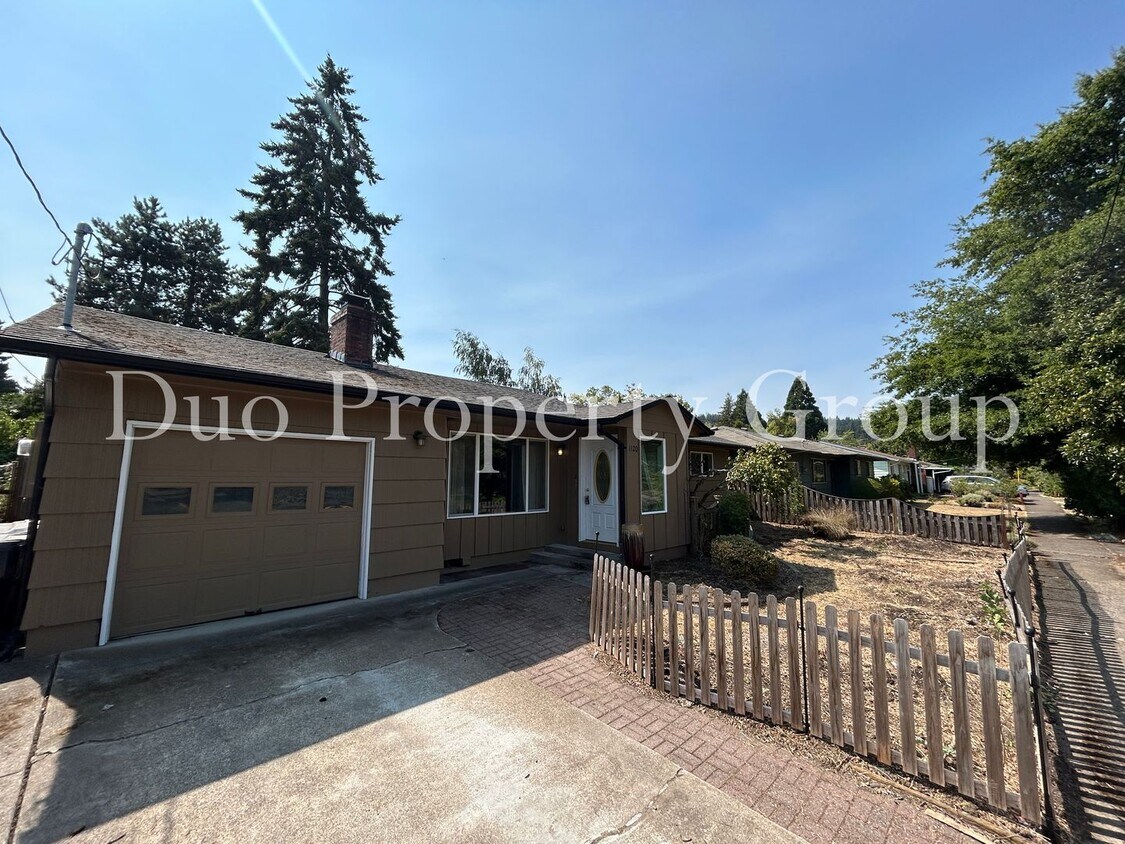 Foto principal - Charming 4 Bedroom Friendly Neighborhood Home