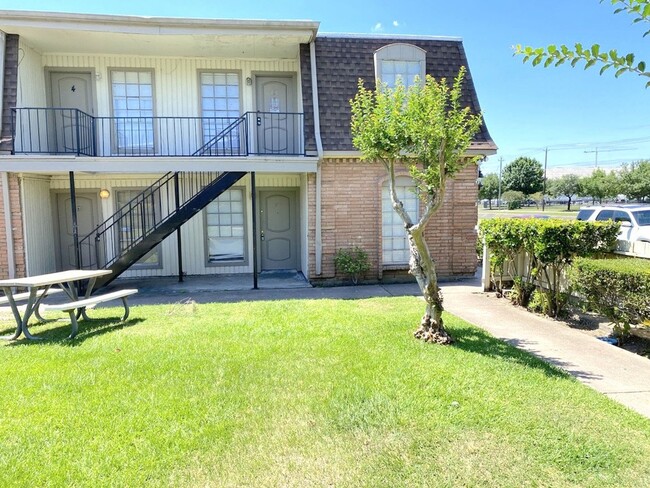 Building Photo - SPRING BRANCH CONDO WITH ALL BILLS PAID!