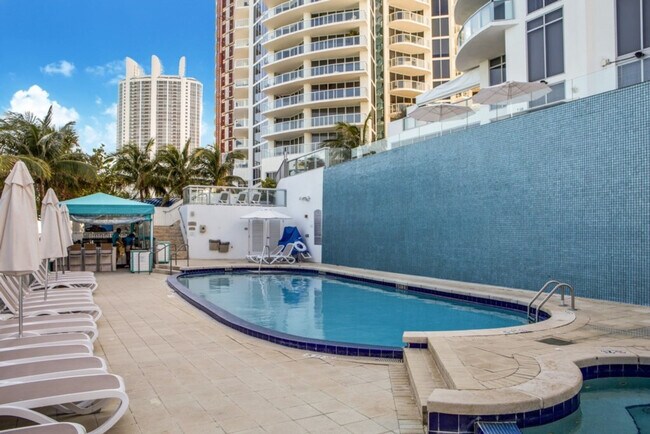 Foto del edificio - 18683 Collins Ave