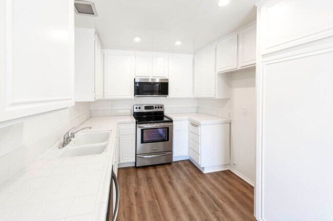 Building Photo - Spacious 2 bedroom Newport Beach condo