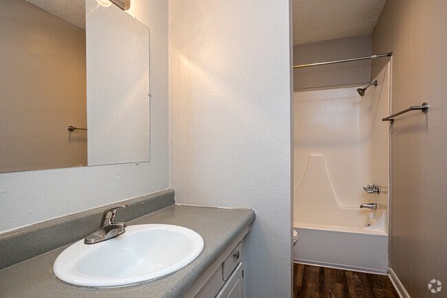 1BR,1BA - Townhouse - 720SF - River Oaks Apartments