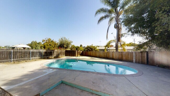 Building Photo - 7BD/3BA, Great Backyard w/ POOL!!!