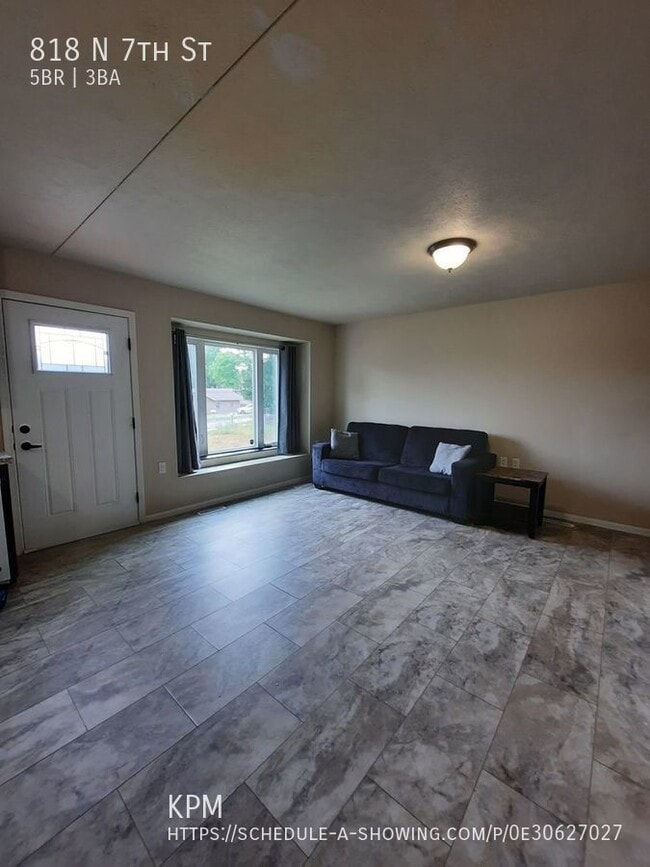 Building Photo - 5 BED | 3 BATH | UPDATED | SINGLE-FAMILY |...