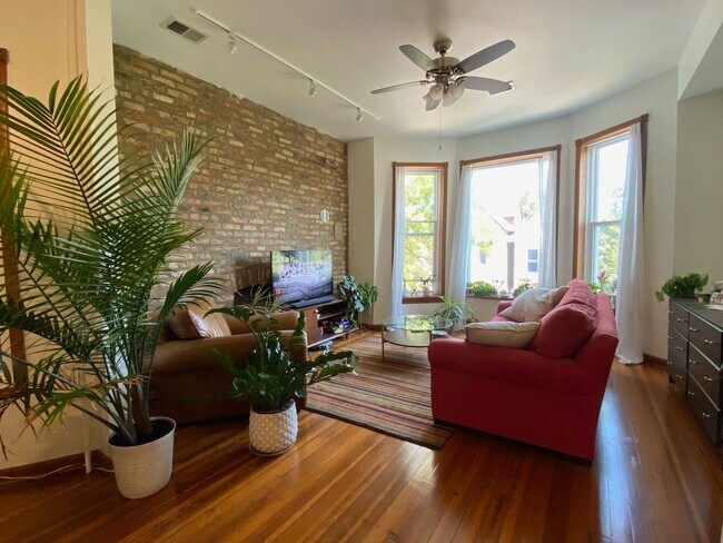 Foto del edificio - 2114 N California Ave