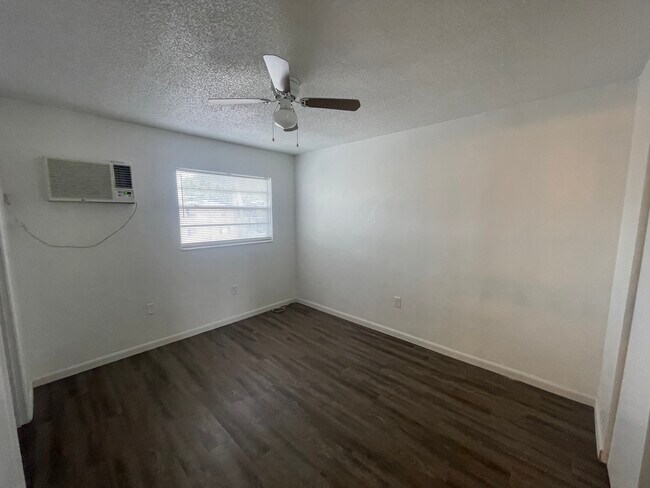Foto del edificio - 1711 Dixon Blvd