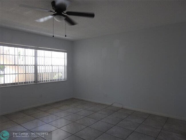 Foto del edificio - 2711 NE 49th St