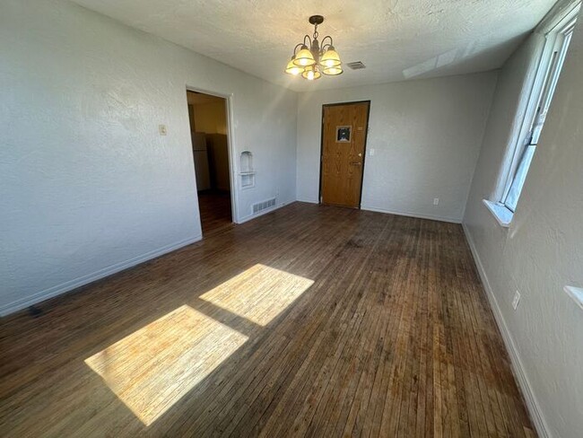 Building Photo - FOR RENT- Two Bed One Bath Downtown Apartm...