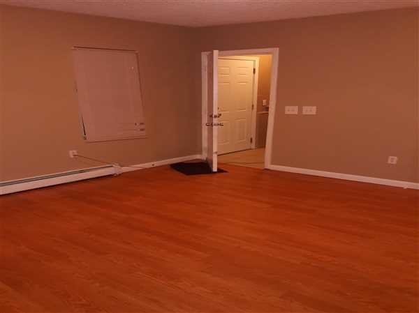 Building Photo - Well maintained first floor apartment