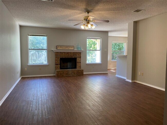 Foto del edificio - 1707 Timberwood Dr