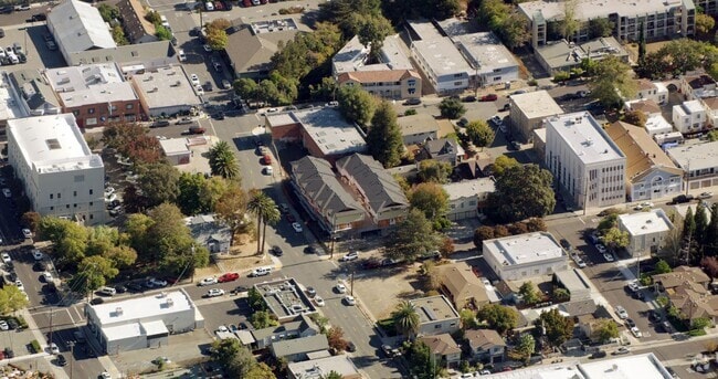 Building Photo - 901 Estudillo St