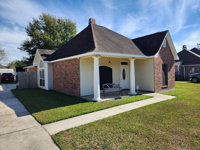 Foto del edificio - 3 bedroom home in Acadiana Place subdivision