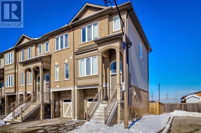 Building Photo - 82 Bloom Cres