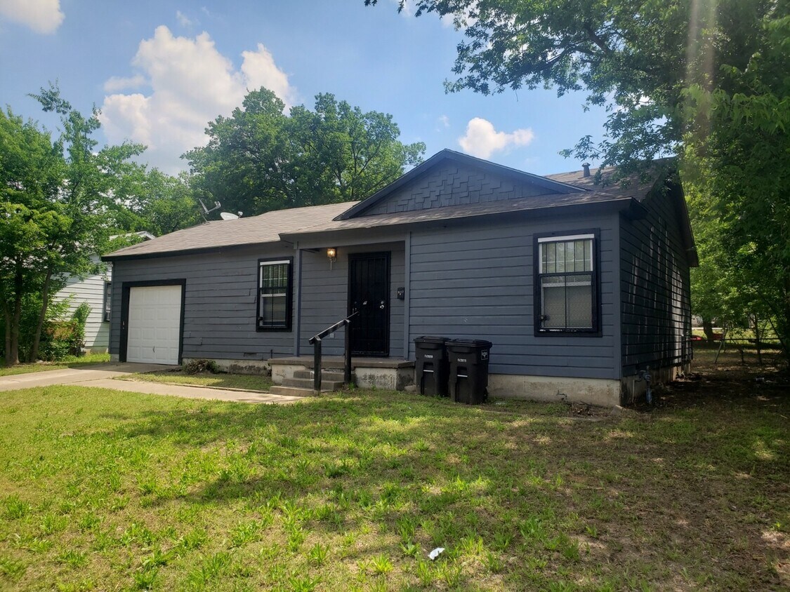 Primary Photo - 3 bedroom 2 bathroom house in 76119