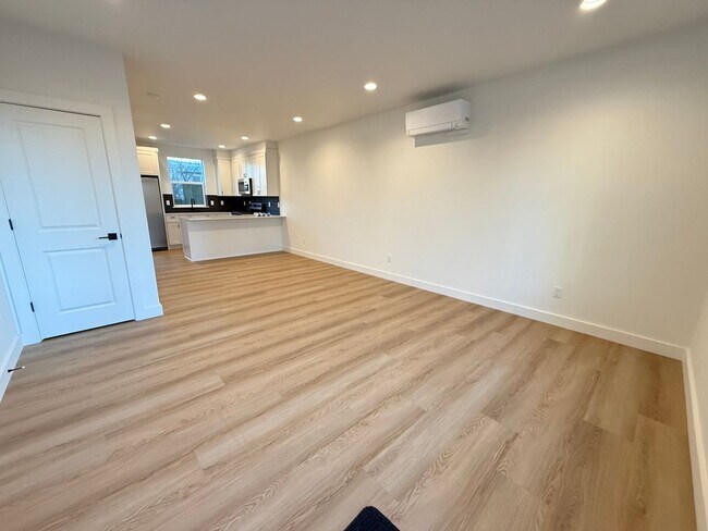 Building Photo - y413