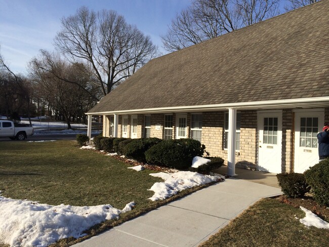 Foto del edificio - Brookwood on the Lake Apartments for Seniors