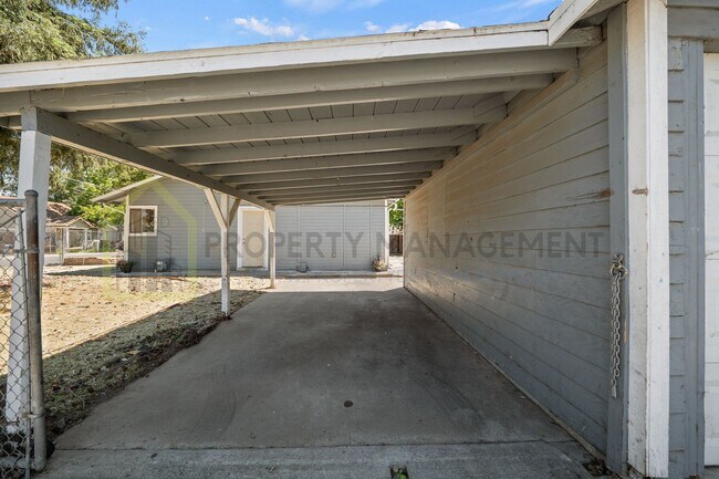 Foto del edificio - Updated 3-Bed, 2-Bath Bungalow on Spacious...