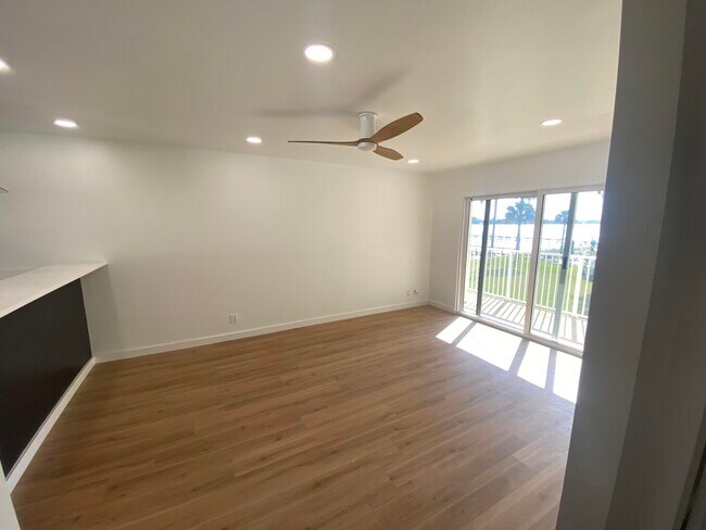 Building Photo - 1100 S Lake Dr