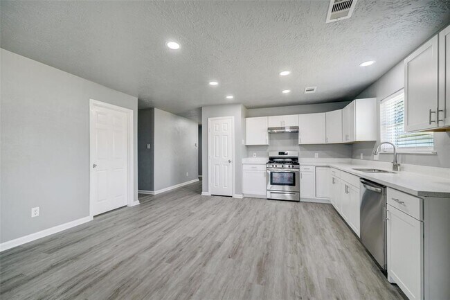 Building Photo - 5807 Pinacle Point