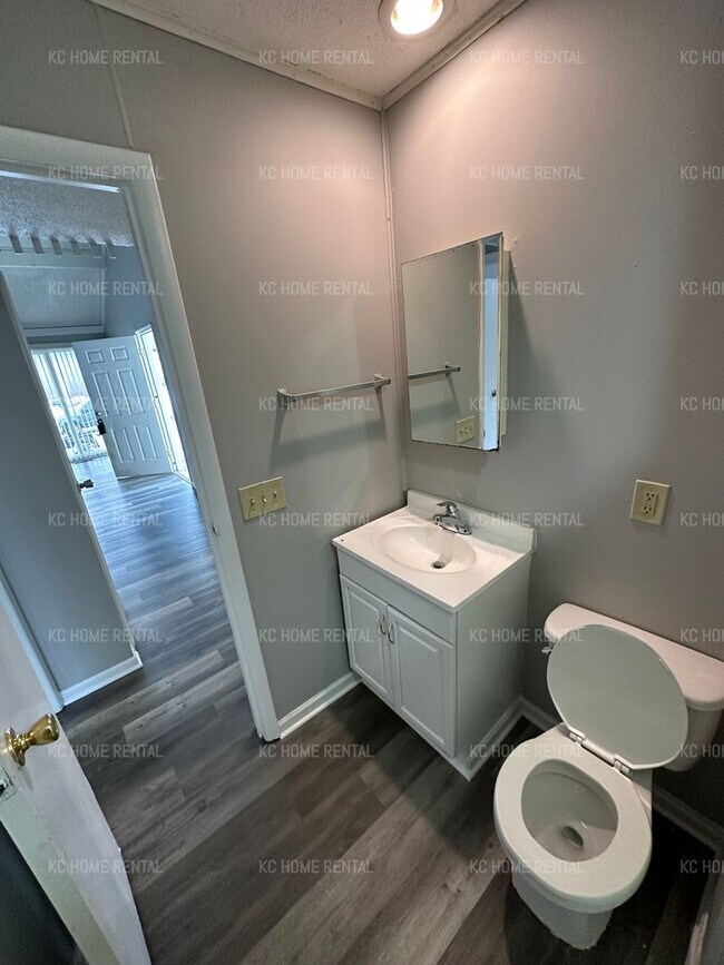 Building Photo - Beautiful 3 bedroom duplex for rent in KCMO!