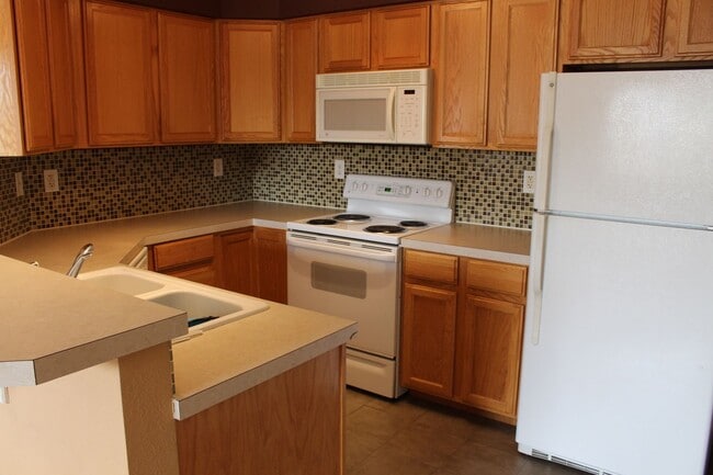 Building Photo - Spacious 2-Bedroom Condo Backing to Open Space
