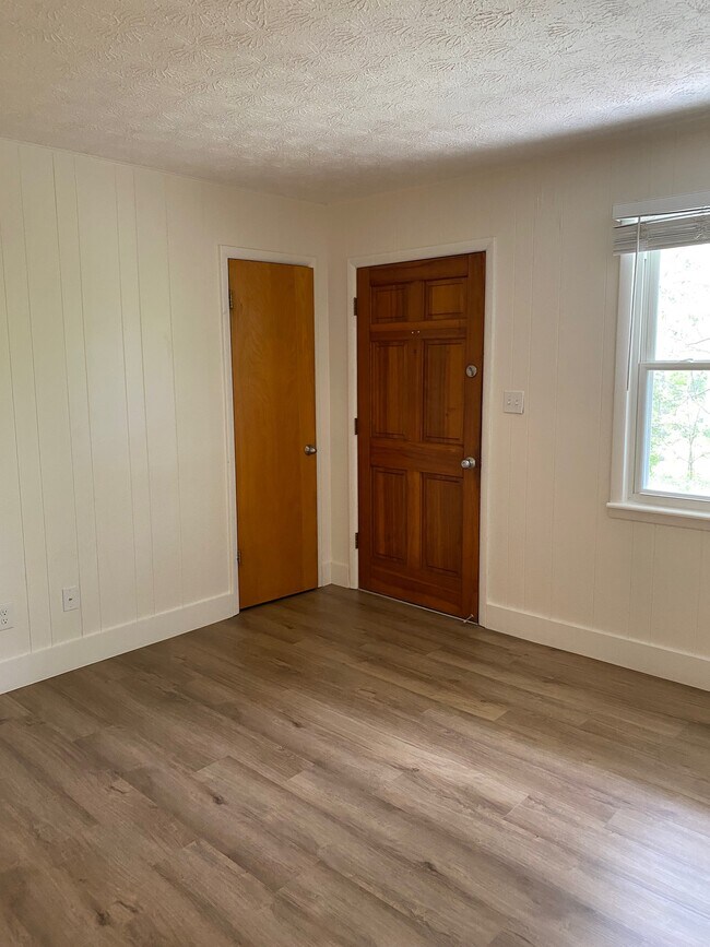 ¡También el armario para abrigos del pasillo! - 68 Webb Cove Rd