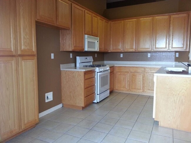 Building Photo - Charming home in established neighborhood ...