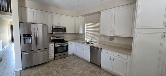 Building Photo - Lovely Home in Desirable Golf Course Commu...