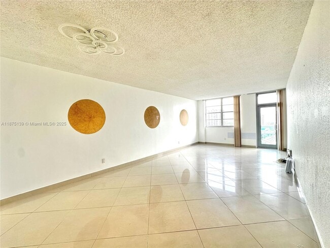 Foto del edificio - 19390 Collins Ave