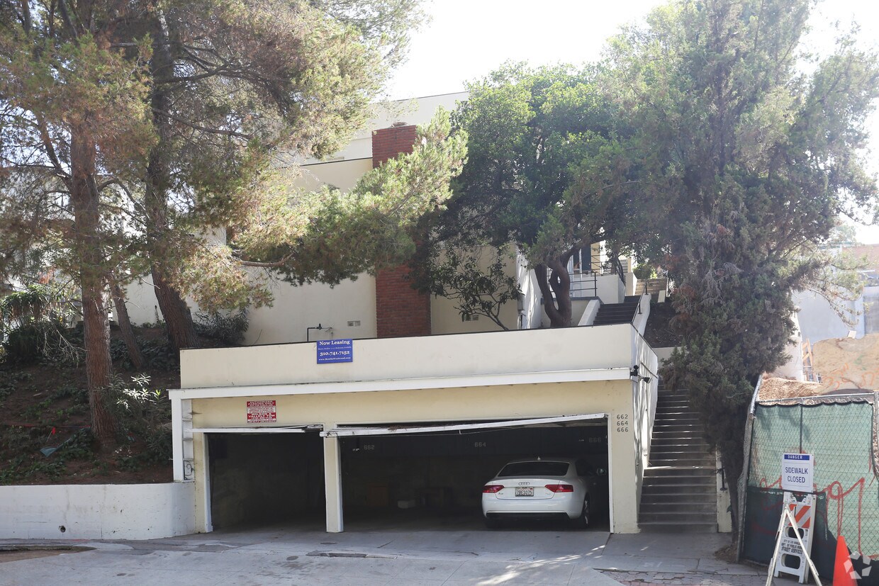 Primary Photo - 662-666 Kelton Ave