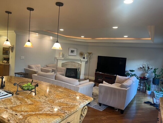 Foto del edificio - Custom Rebuilt 4BD/3BA Single-Family Home in Mission Area, Fremont!