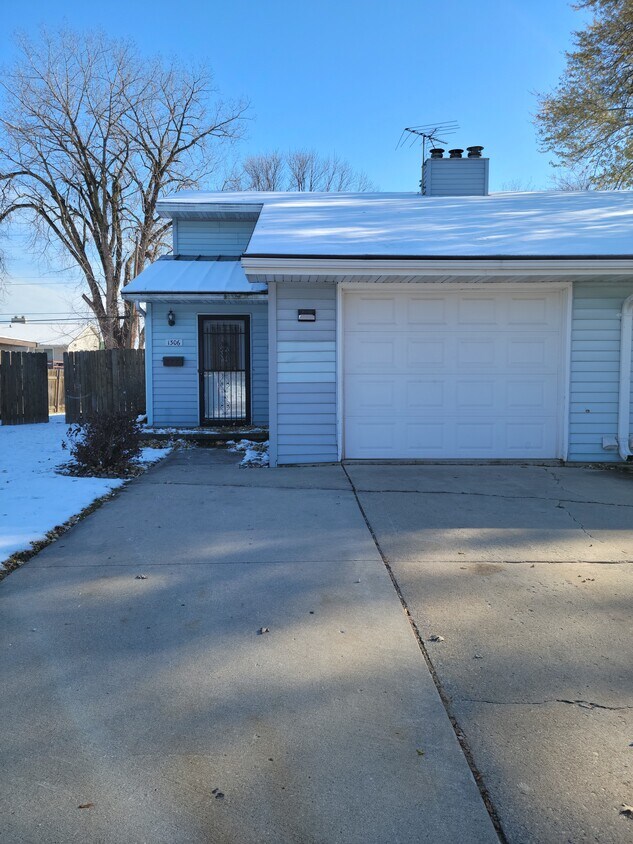 1306 N Locust St, Green Bay, WI 54303 Townhome Rentals in Green Bay