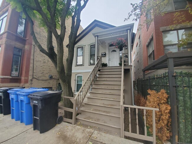 Building Photo - 854 N Elston Ave