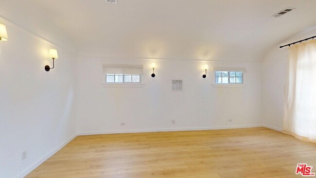 Building Photo - 2032 W 80th St
