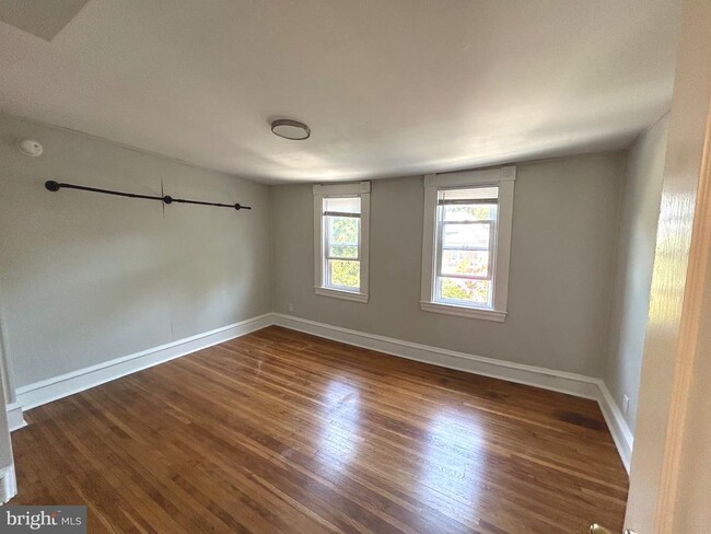 Building Photo - 709 W 19th St