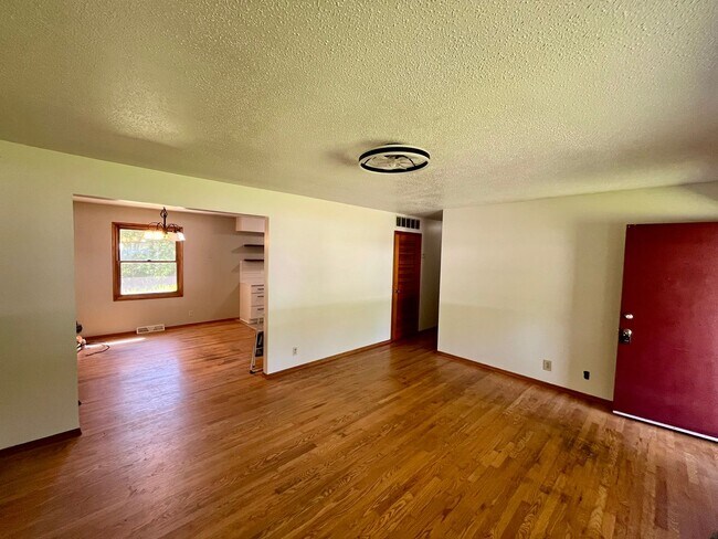 Foto del edificio - 3 Bed | 1.5 Bath | 2 Car garage | House