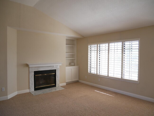 Foto del edificio - 5032 Lakeview Dr