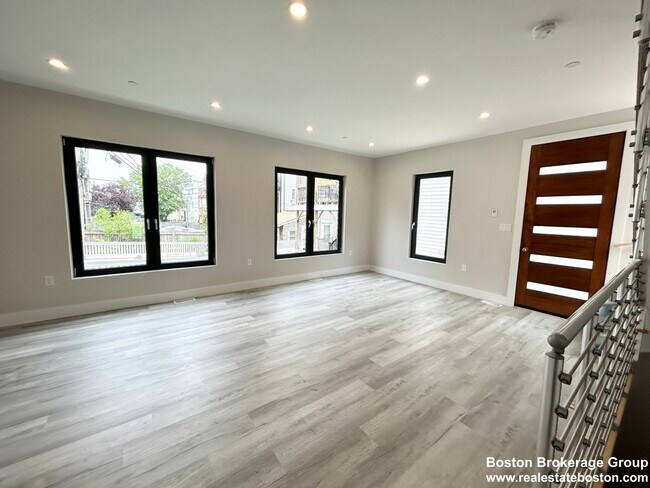 Foto del edificio - 2 W 3rd Street Pl