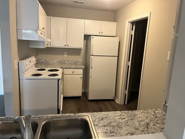 Foto del edificio - Wonderful 3 Bedroom, 2 Bath Two Story House off Guess Road, Durham NC With One Car Garage